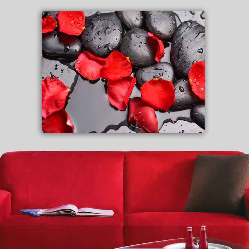 Canvastavla 70x100 cm - Svarta stenar omgivna av röda rosenblad på en spegelblanka yta - Svart / Röd - Inredning & dekor - Tavlor & konst - Canvastavla