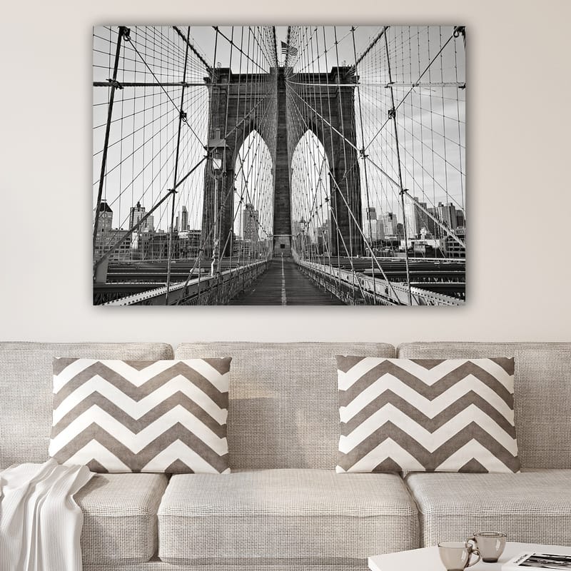 Canvastavla 70x100 cm - Svartvit bild av Brooklyn Bridge som visar dess majestätiska bågar och kablar - Svart / Vitt / Grått - Inredning & dekor - Tavlor & konst - Canvastavla