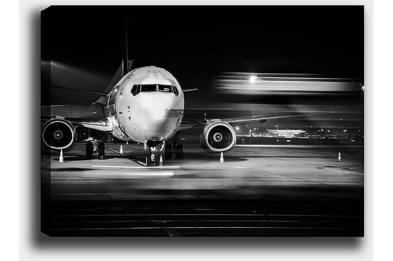 Canvastavla 70x100 cm - Svartvit bild av ett flygplan på en flygplats under natten - Svart / Vitt / Grått - Inredning & dekor - Tavlor & konst - Canvastavla