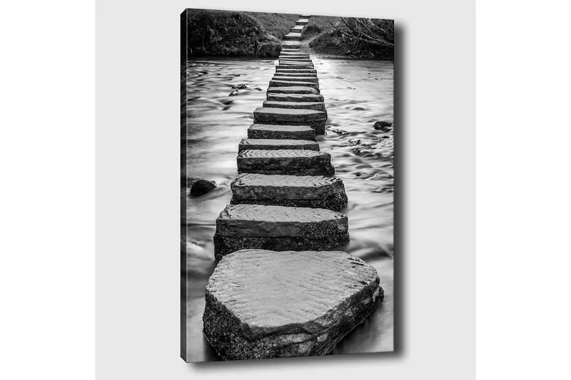Canvastavla 70x100 cm - Svartvit bild av stenar som bildar en väg över vattenytan - Svart / Vitt / Grått - Inredning & dekor - Tavlor & konst - Canvastavla