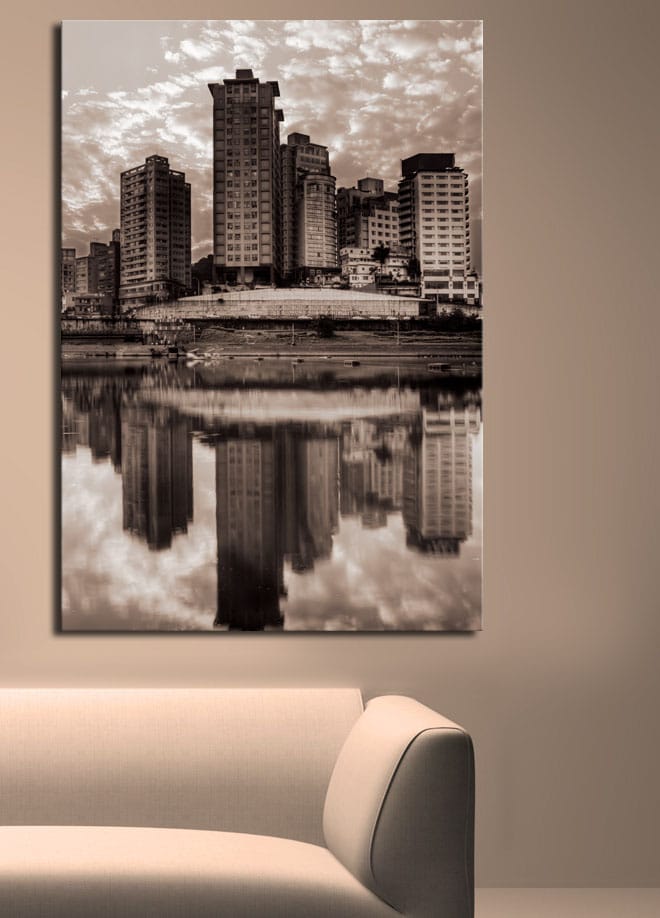 Canvastavla 70x100 cm - Svartvit stadssilhuett med höga byggnader reflekterade i vattnet - Svart / Vitt / Grått - Inredning & dekor - Tavlor & konst - Canvastavla