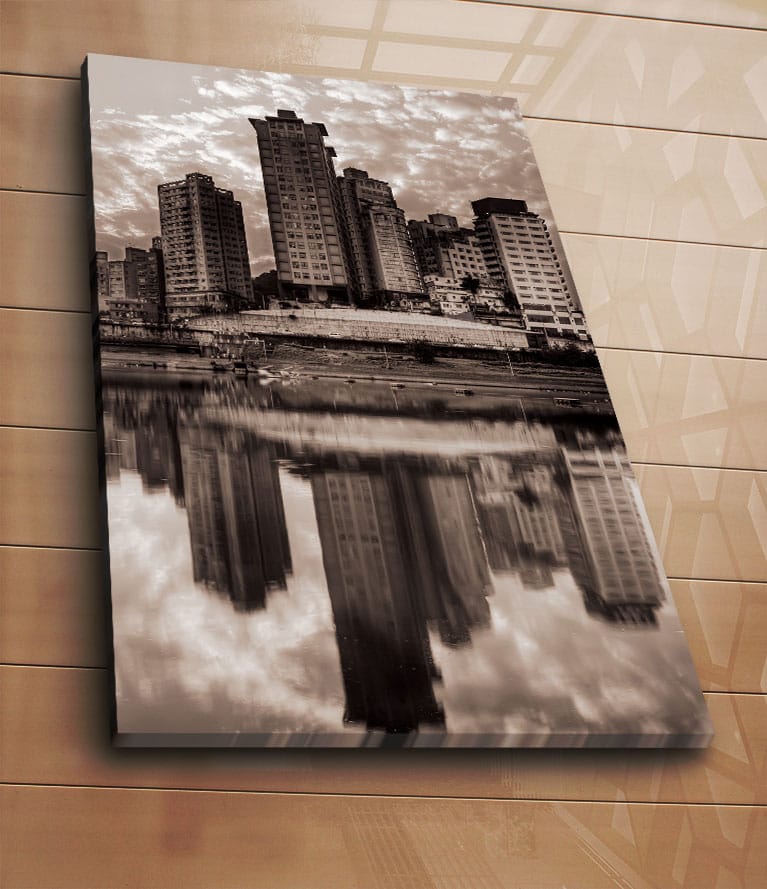 Canvastavla 70x100 cm - Svartvit stadssilhuett med höga byggnader reflekterade i vattnet - Svart / Vitt / Grått - Inredning & dekor - Tavlor & konst - Canvastavla