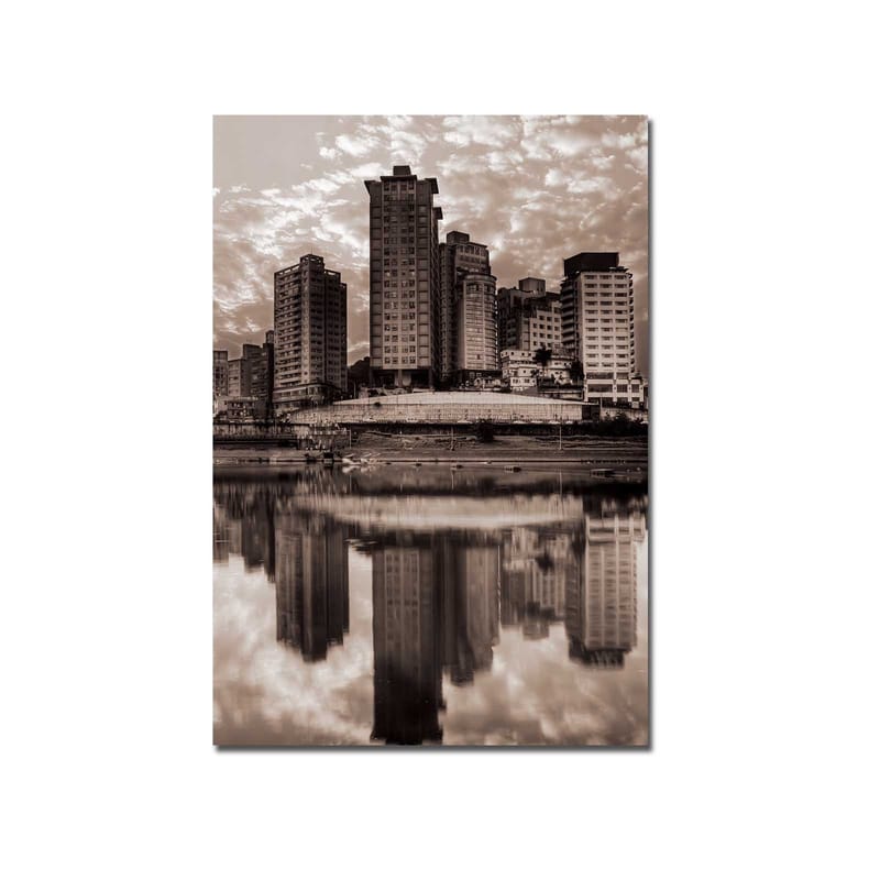 Canvastavla 70x100 cm - Svartvit stadssilhuett med höga byggnader reflekterade i vattnet - Svart / Vitt / Grått - Inredning & dekor - Tavlor & konst - Canvastavla