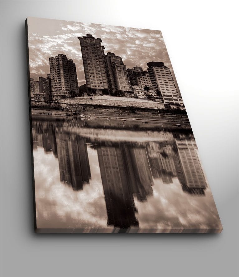 Canvastavla 70x100 cm - Svartvit stadssilhuett med höga byggnader reflekterade i vattnet, Svart / Vitt / Grått
