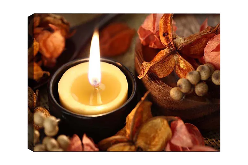 Canvastavla 70x100 cm - Tänd ljuslykta omgiven av torra blommor och fröer, Gul / Orange / Brun