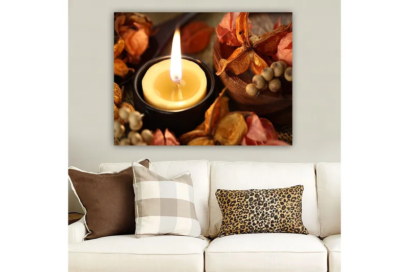 Canvastavla 70x100 cm - Tänd ljuslykta omgiven av torra blommor och fröer - Gul / Orange / Brun - Inredning & dekor - Tavlor & konst - Canvastavla