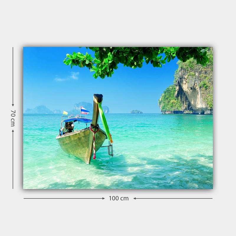 Canvastavla 70x100 cm - Traditionell båt vid en klarblå strand med grönskande klippor i bakgrunden - Turkos / Grön / Blå - Inredning & dekor - Tavlor & konst - Canvastavla