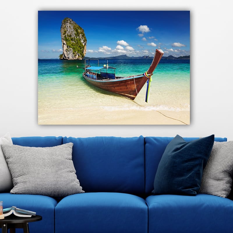 Canvastavla 70x100 cm - Traditionell båt vid en tropisk strand med klippformationer i bakgrunden - Blå / Grön / Brun - Inredning & dekor - Tavlor & konst - Canvastavla