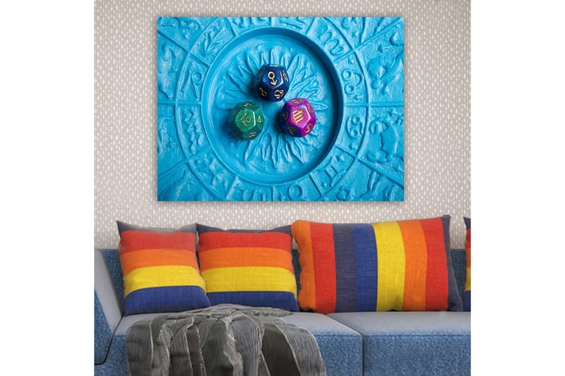 Canvastavla 70x100 cm - Tre färgglada tärningar placerade på en blå bakgrund med ett mönster - Blå / Grön / Lila - Inredning & dekor - Tavlor & konst - Canvastavla