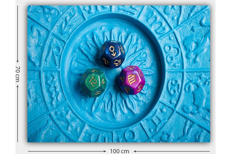 Canvastavla 70x100 cm - Tre färgglada tärningar placerade på en blå bakgrund med ett mönster - Blå / Grön / Lila - Inredning & dekor - Tavlor & konst - Canvastavla