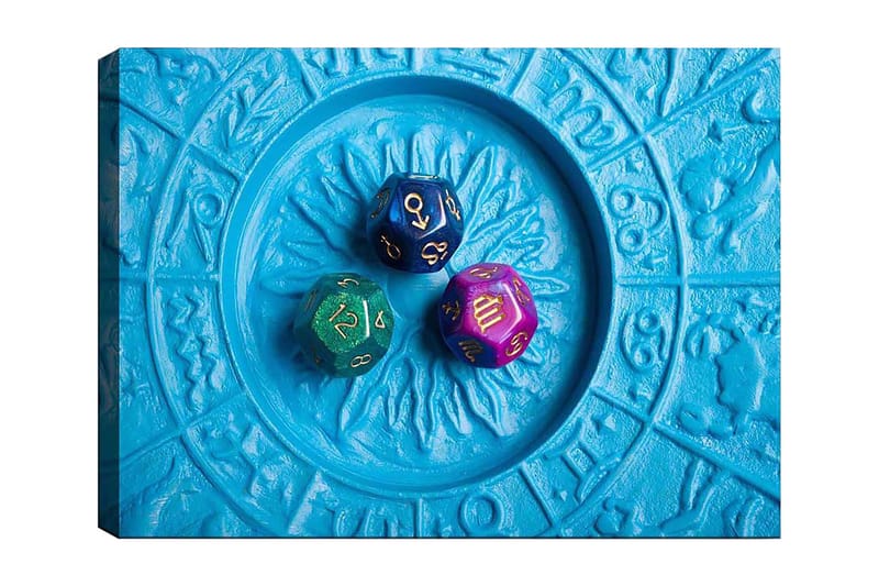 Canvastavla 70x100 cm - Tre färgglada tärningar placerade på en blå bakgrund med ett mönster - Blå / Grön / Lila - Inredning & dekor - Tavlor & konst - Canvastavla