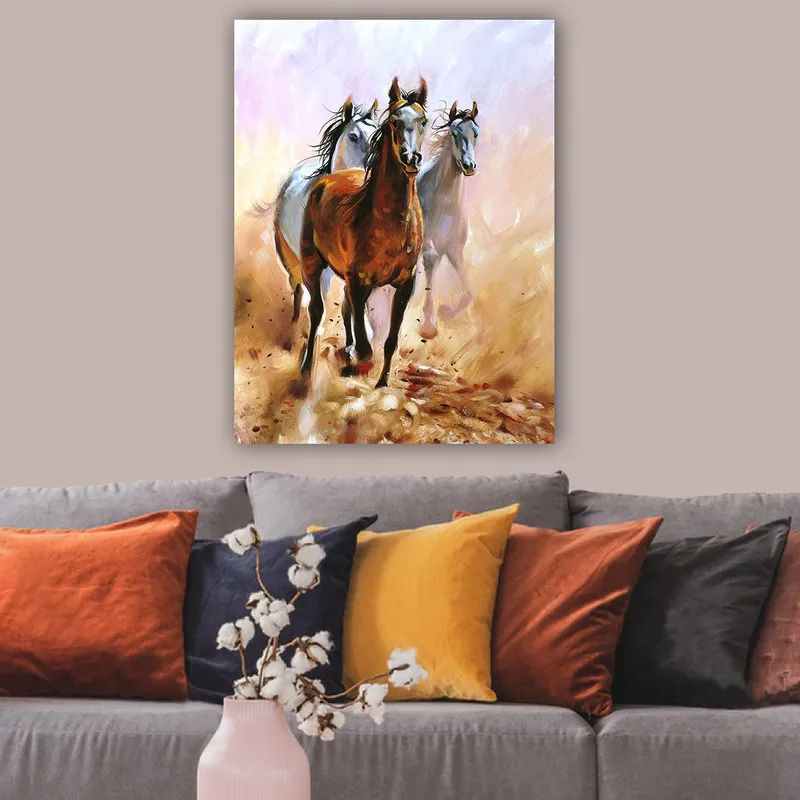 Canvastavla 70x100 cm - Tre hästar som galopperar framåt i en dynamisk rörelse - Brun / Vit / Beige - Inredning & dekor - Tavlor & konst - Canvastavla