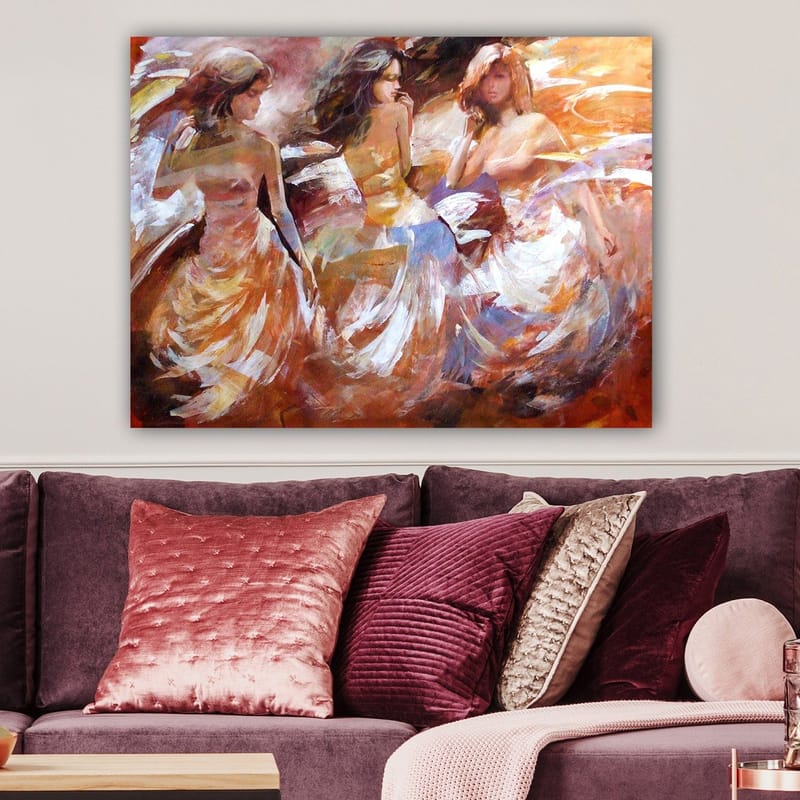 Canvastavla 70x100 cm - Tre kvinnor i flödande klänningar som dansar, fångade i en dynamisk rörelse - Orange / Vit / Beige - Inredning & dekor - Tavlor & konst - Canvastavla