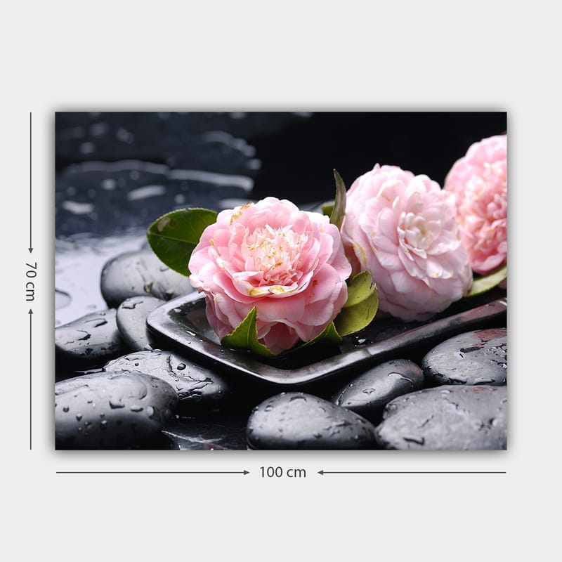 Canvastavla 70x100 cm - Tre rosa blommor på en platta med svarta stenar och droppar av vatten - Rosa / Svart / Grön - Inredning & dekor - Tavlor & konst - Canvastavla