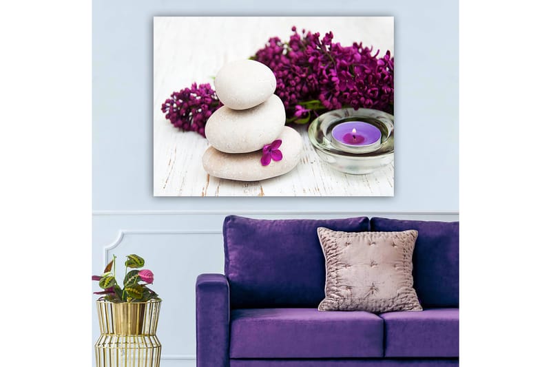 Canvastavla 70x100 cm - Tre staplade stenar med en lila blomma och ett doftljus i en lugn och harmonisk komposition - Ljusgrå / Lila - Inredning & dekor - Tavlor & konst - Canvastavla