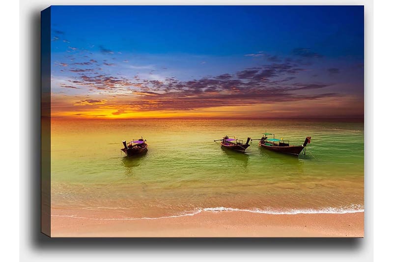 Canvastavla 70x100 cm - Tre traditionella båtar som ligger vid en strand under en färgstark solnedgång - Blå / Orange / Grön - Inredning & dekor - Tavlor & konst - Canvastavla