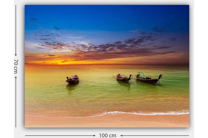 Canvastavla 70x100 cm - Tre traditionella båtar som ligger vid en strand under en färgstark solnedgång - Blå / Orange / Grön - Inredning & dekor - Tavlor & konst - Canvastavla