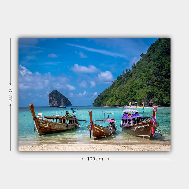 Canvastavla 70x100 cm - Tre traditionella långbåtar vid en strand med en klippig ö i bakgrunden - Brun / Turkos / Grön - Inredning & dekor - Tavlor & konst - Canvastavla