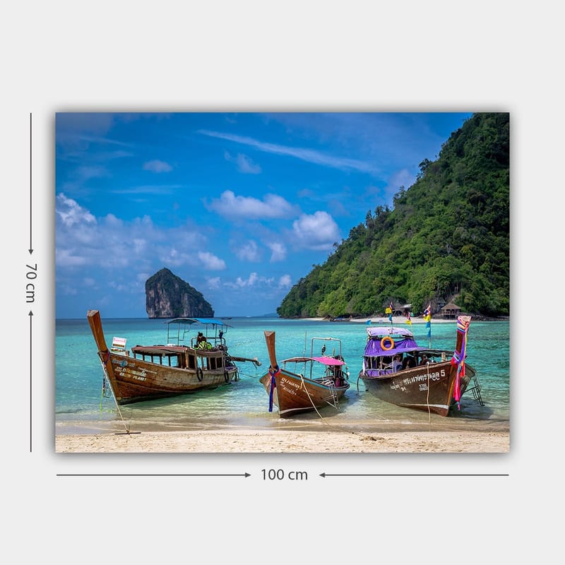 Canvastavla 70x100 cm - Tre traditionella långbåtar vid en strand med en klippig ö i bakgrunden - Brun / Turkos / Grön - Inredning & dekor - Tavlor & konst - Canvastavla
