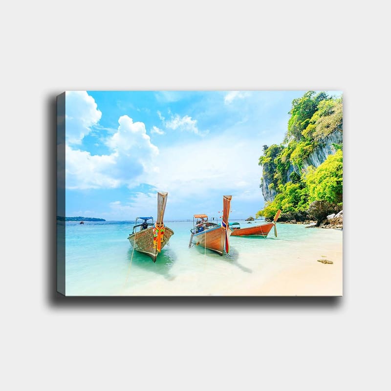 Canvastavla 70x100 cm - Tre traditionella thailändska båtar vid en vacker strand med klart vatten och grönskande klippor i bakgrunden - Blå / Grön / Orange - Inredning & dekor - Tavlor & konst - Canvastavla