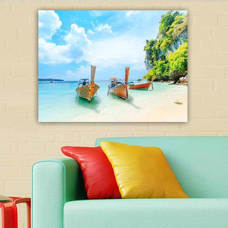 Canvastavla 70x100 cm - Tre traditionella thailändska båtar vid en vacker strand med klart vatten och grönskande klippor i bakgrunden - Blå / Grön / Orange - Inredning & dekor - Tavlor & konst - Canvastavla