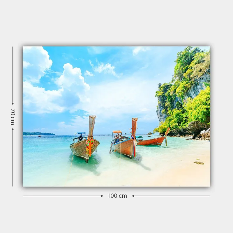 Canvastavla 70x100 cm - Tre traditionella thailändska båtar vid en vacker strand med klart vatten och grönskande klippor i bakgrunden - Blå / Grön / Orange - Inredning & dekor - Tavlor & konst - Canvastavla