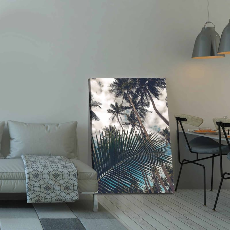 Canvastavla 70x100 cm - Tropisk palmlund med en stor palmblad i förgrunden - Mörkgrön / Ljusgrön / Blå - Inredning & dekor - Tavlor & konst - Canvastavla