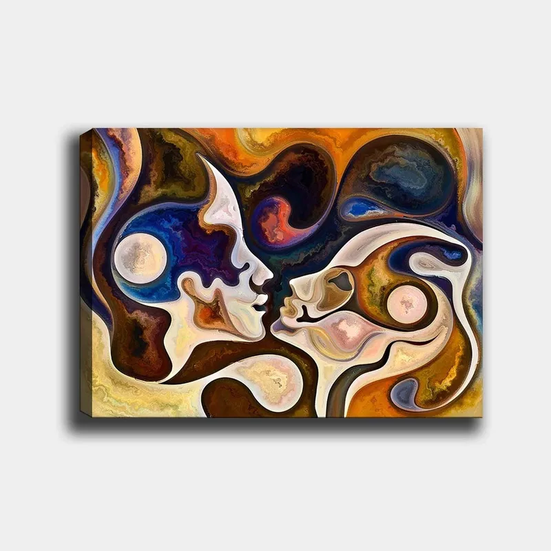 Canvastavla 70x100 cm - Två ansikten som möts i en intim kyss, omgivna av abstrakta former och färger - Mörkblå / Brunt / Beige - Inredning & dekor - Tavlor & konst - Canvastavla