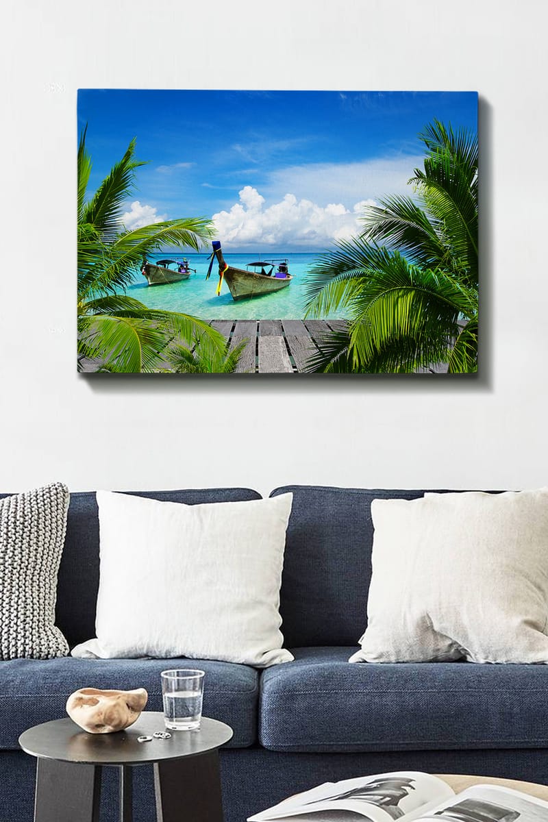 Canvastavla 70x100 cm - Två båtar i klart turkost vatten omgivna av palmer och en träbrygga - Turkos / Grön / Blå - Inredning & dekor - Tavlor & konst - Canvastavla