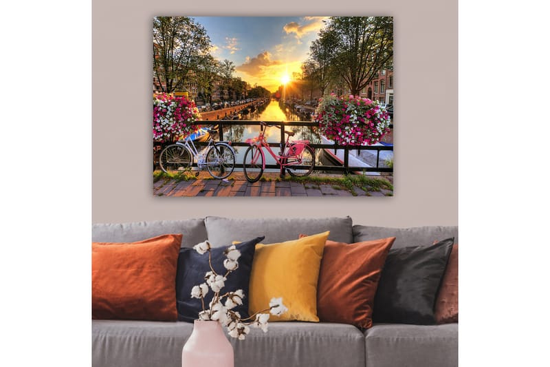 Canvastavla 70x100 cm - Två cyklar i en pittoresk kanalmiljö med blommor och solnedgång - Rosa / Vit / Grön - Inredning & dekor - Tavlor & konst - Canvastavla
