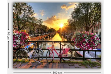 Canvastavla 70x100 cm - Två cyklar i en pittoresk kanalmiljö med blommor och solnedgång - Rosa / Vit / Grön - Inredning & dekor - Tavlor & konst - Canvastavla