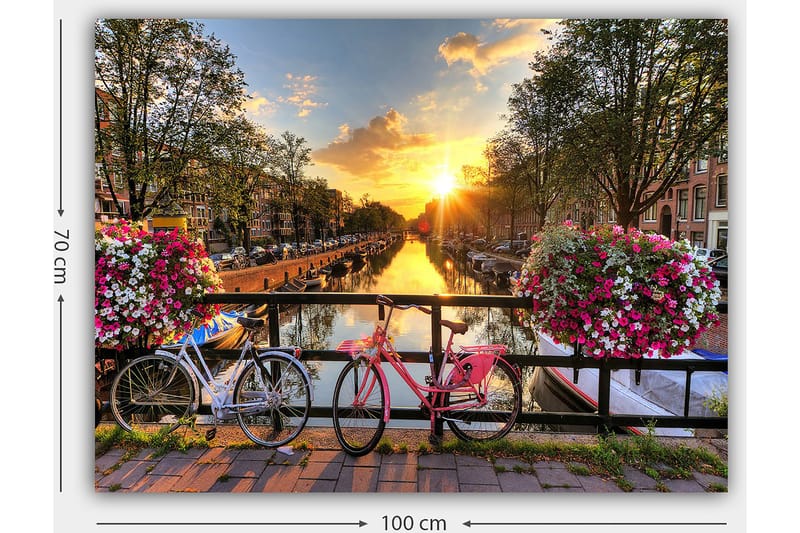 Canvastavla 70x100 cm - Två cyklar i en pittoresk kanalmiljö med blommor och solnedgång - Rosa / Vit / Grön - Inredning & dekor - Tavlor & konst - Canvastavla