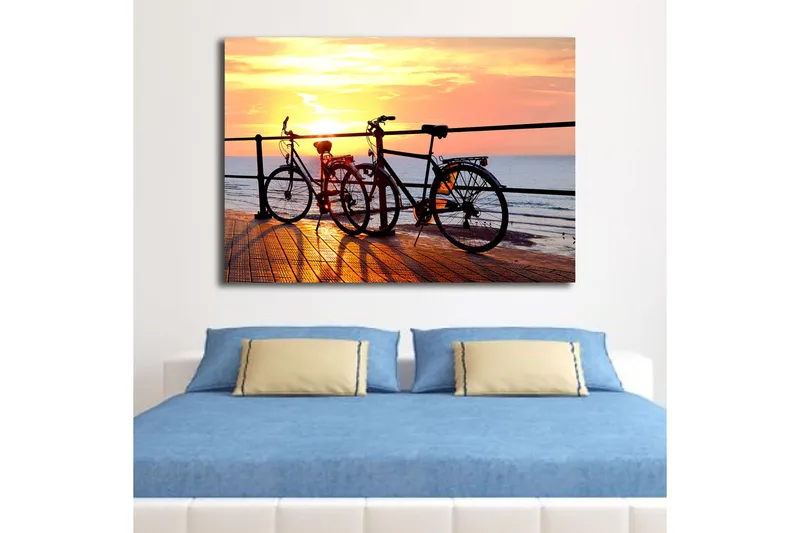 Canvastavla 70x100 cm - Två cyklar som står på en brygga vid solnedgången över havet - Orange / Svart / Gult - Inredning & dekor - Tavlor & konst - Canvastavla