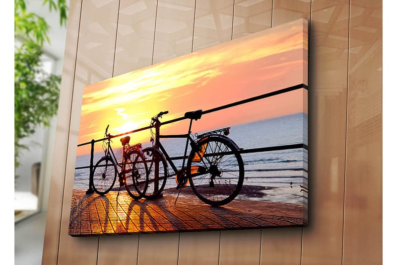 Canvastavla 70x100 cm - Två cyklar som står på en brygga vid solnedgången över havet - Orange / Svart / Gult - Inredning & dekor - Tavlor & konst - Canvastavla