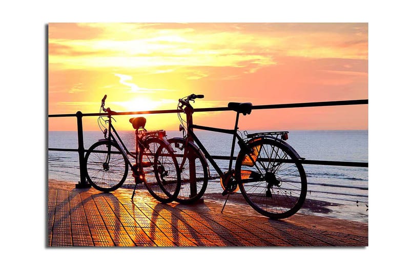 Canvastavla 70x100 cm - Två cyklar som står på en brygga vid solnedgången över havet - Orange / Svart / Gult - Inredning & dekor - Tavlor & konst - Canvastavla