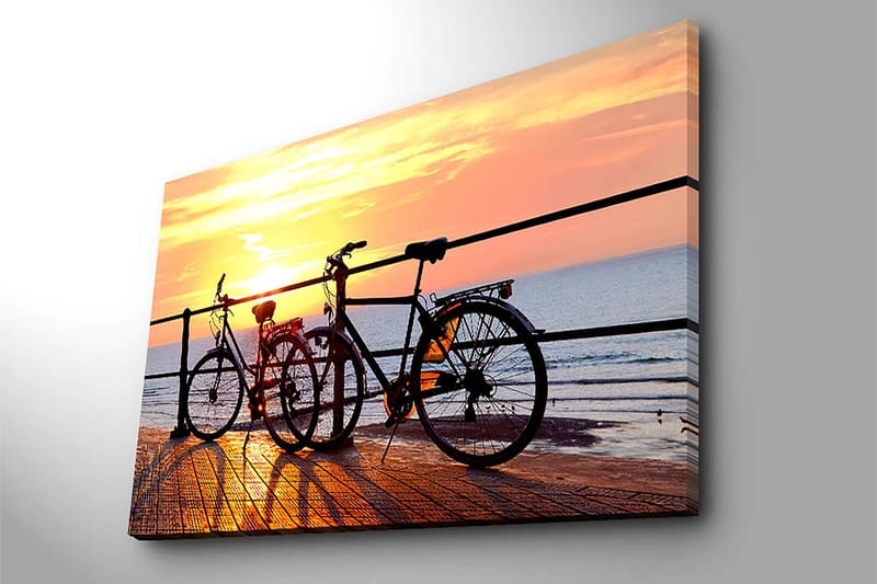 Canvastavla 70x100 cm - Två cyklar som står på en brygga vid solnedgången över havet - Orange / Svart / Gult - Inredning & dekor - Tavlor & konst - Canvastavla