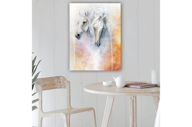 Canvastavla 70x100 cm - Två eleganta hästar som framträder i en mjuk och drömlik komposition - Vit / Ljusgrå / Orange - Inredning & dekor - Tavlor & konst - Canvastavla