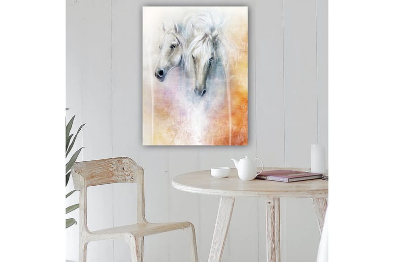 Canvastavla 70x100 cm - Två eleganta hästar som framträder i en mjuk och drömlik komposition - Vit / Ljusgrå / Orange - Inredning & dekor - Tavlor & konst - Canvastavla