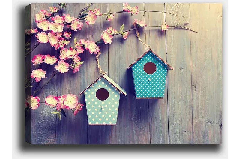 Canvastavla 70x100 cm - Två fågelholkar hängande på en gren med blommor i bakgrunden - Rosa / Turkos - Inredning & dekor - Tavlor & konst - Canvastavla