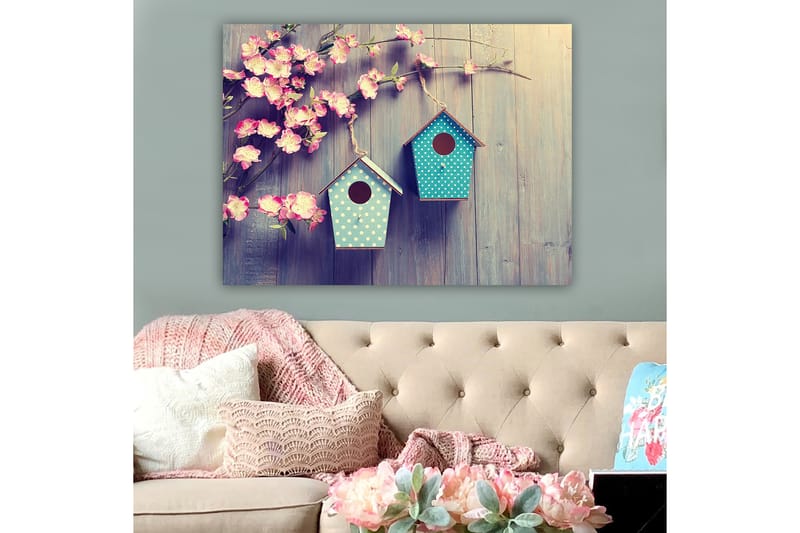 Canvastavla 70x100 cm - Två fågelholkar hängande på en gren med blommor i bakgrunden - Rosa / Turkos - Inredning & dekor - Tavlor & konst - Canvastavla