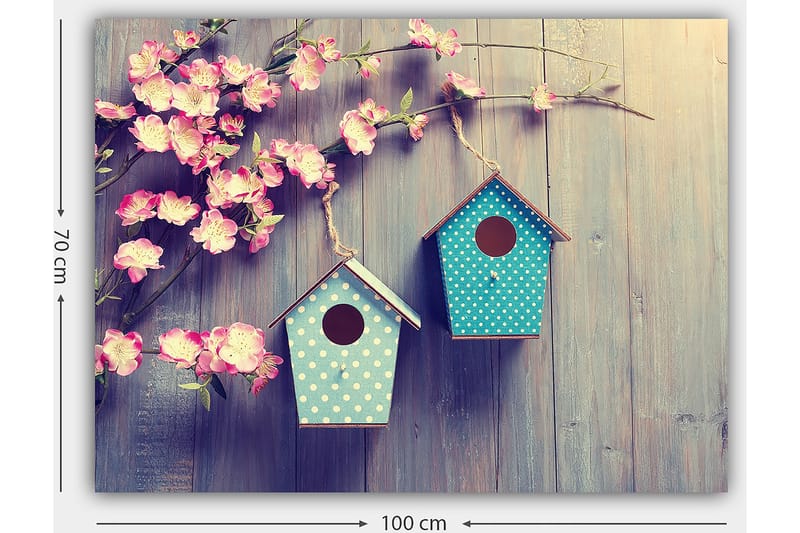 Canvastavla 70x100 cm - Två fågelholkar hängande på en gren med blommor i bakgrunden - Rosa / Turkos - Inredning & dekor - Tavlor & konst - Canvastavla