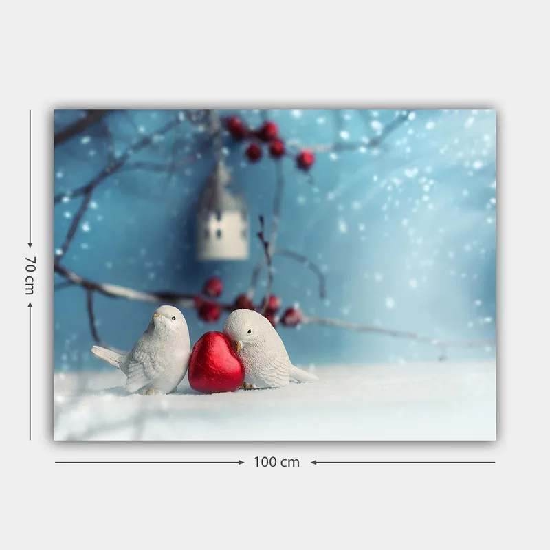 Canvastavla 70x100 cm - Två f åglar som håller ett rött hjärta tillsammans i en vintrig miljö - Vit / Röd / Blå - Inredning & dekor - Tavlor & konst - Canvastavla