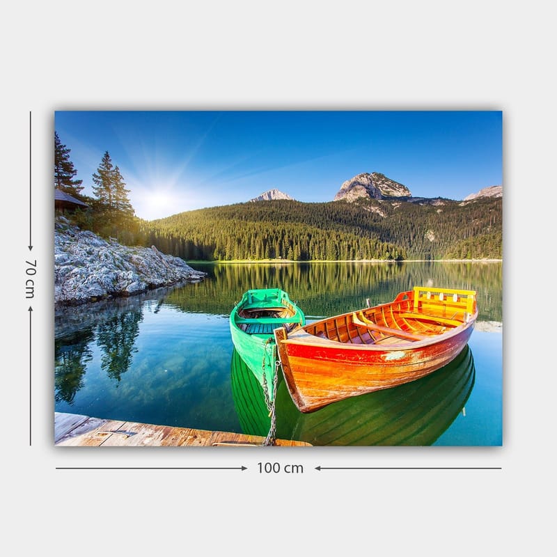 Canvastavla 70x100 cm - Två färgglada båtar ligger stilla vid en spegelblanka sjö omgiven av grönskande berg - Grön / Orange / Blå - Inredning & dekor - Tavlor & konst - Canvastavla