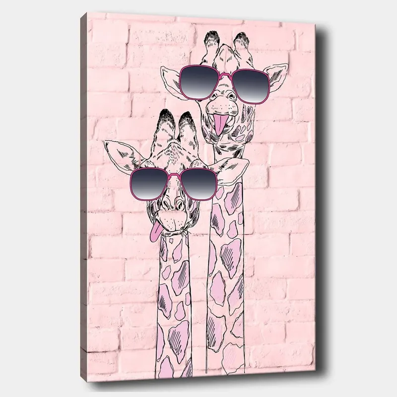 Canvastavla 70x100 cm - Två giraffer med solglasögon som sticker ut med sina lekfulla uttryck, Rosa / Svart / Vit