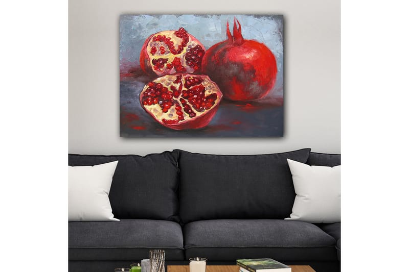 Canvastavla 70x100 cm - Två granatäpplen, ett helt och ett delat, som visar sina saftiga kärnor - Röd / Beige - Inredning & dekor - Tavlor & konst - Canvastavla