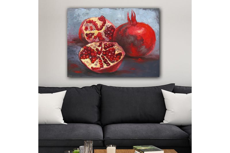 Canvastavla 70x100 cm - Två granatäpplen, ett helt och ett delat, som visar sina saftiga kärnor - Röd / Beige - Inredning & dekor - Tavlor & konst - Canvastavla