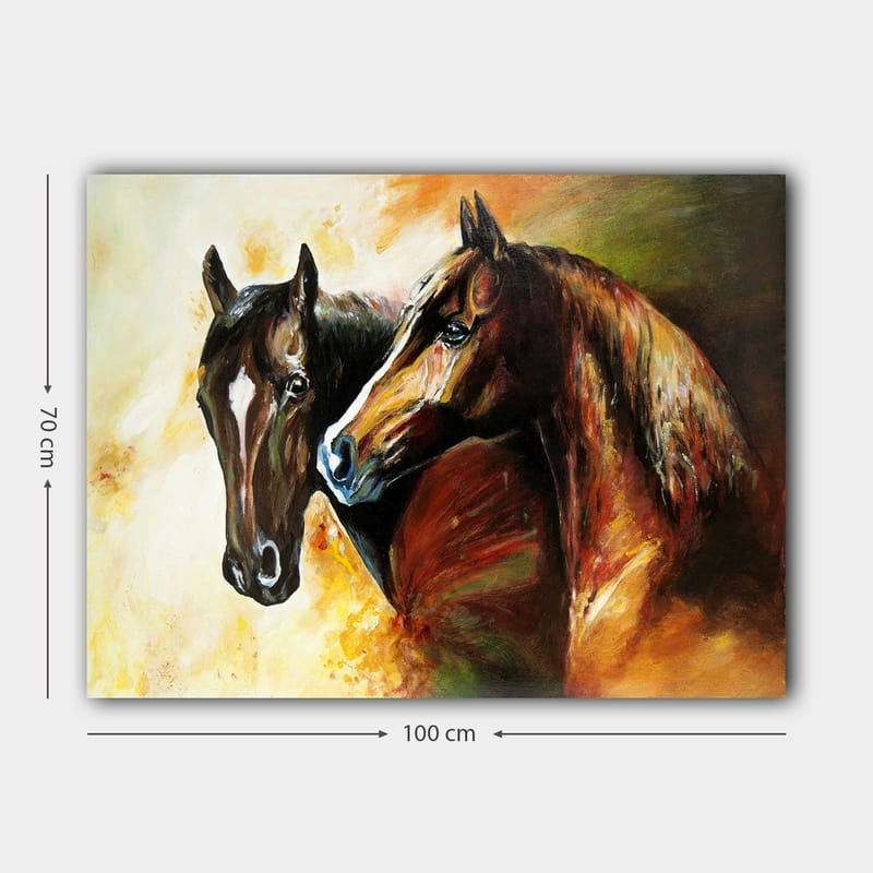 Canvastavla 70x100 cm - Två hästar som står nära varandra, fångade i en dynamisk och livfull komposition - Mörkbrun / Ljusbrun / Orange - Inredning & dekor - Tavlor & konst - Canvastavla