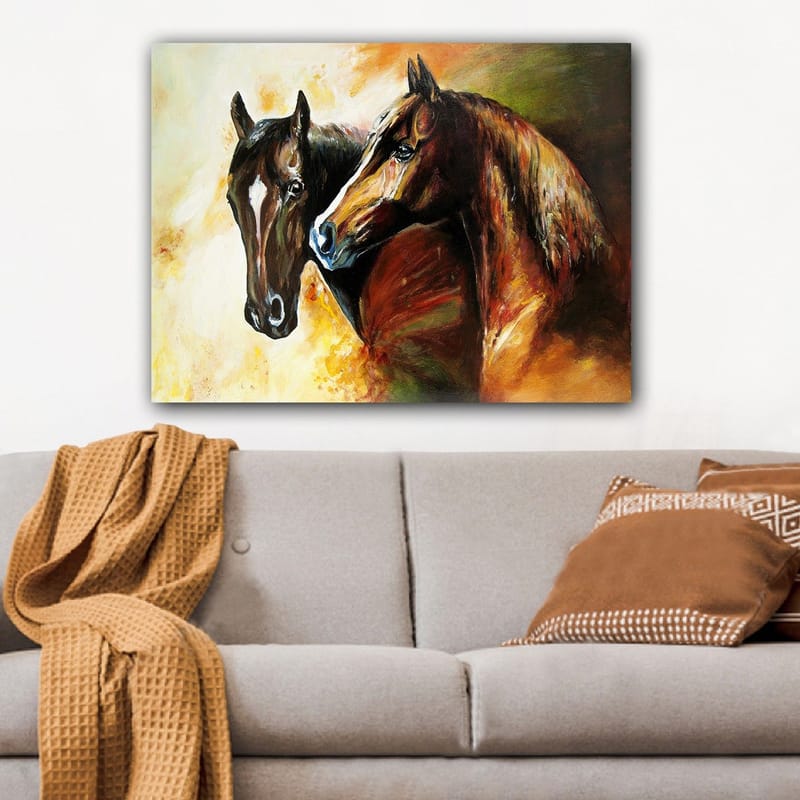 Canvastavla 70x100 cm - Två hästar som står nära varandra, fångade i en dynamisk och livfull komposition - Mörkbrun / Ljusbrun / Orange - Inredning & dekor - Tavlor & konst - Canvastavla