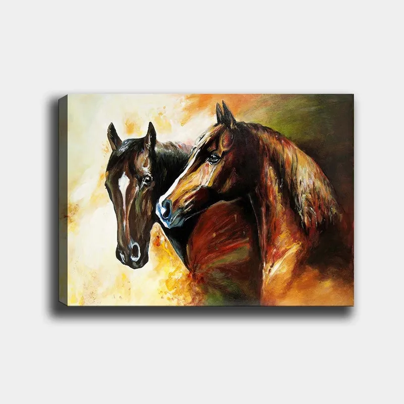 Canvastavla 70x100 cm - Två hästar som står nära varandra, fångade i en dynamisk och livfull komposition, Mörkbrun / Ljusbrun / Orange