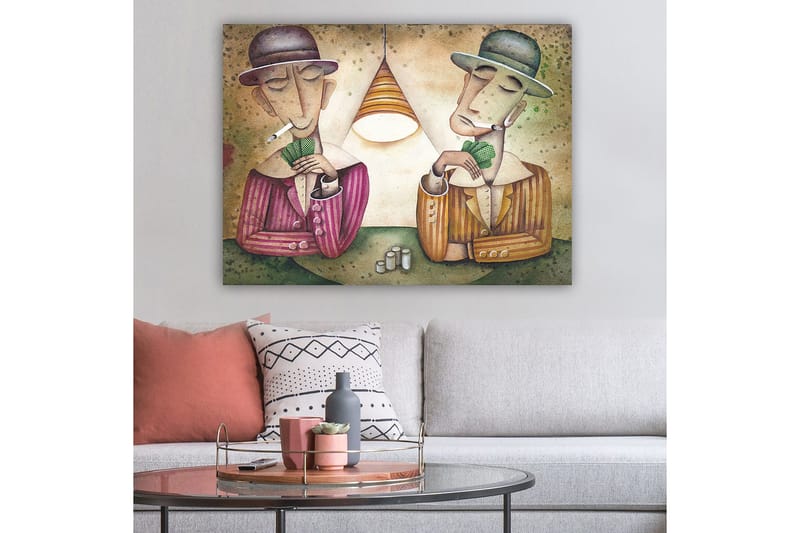 Canvastavla 70x100 cm - Två män som spelar kort under en lampa, med cigaretter i munnen och en koncentrerad min - Lila / Grön / Beige - Inredning & dekor - Tavlor & konst - Canvastavla